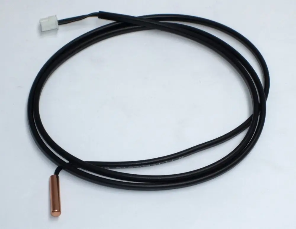 Temperaturfühler von Daikin mit einem langen Kabel und einem metallenen Sensorendstück. Der Stecker hat eine weiße Verbindung.